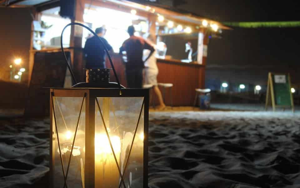 Chiringuito en la playa de noche