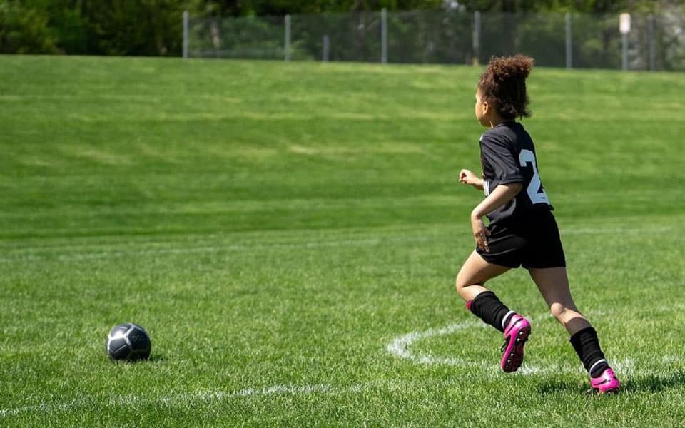 niña jugando al futbol