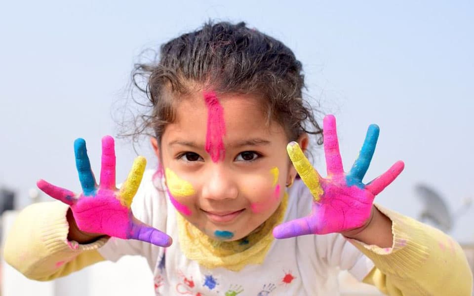 niña manos de colores