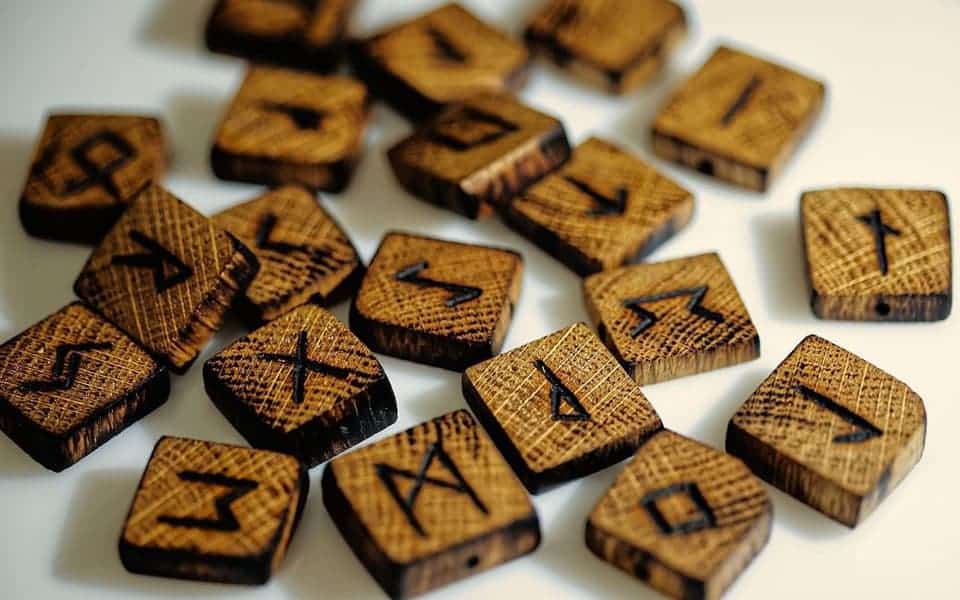 runas vikingas madera